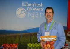 Jeff Ritts with Superfresh Growers shows a pouch bag of organic Autumn Glory apples.